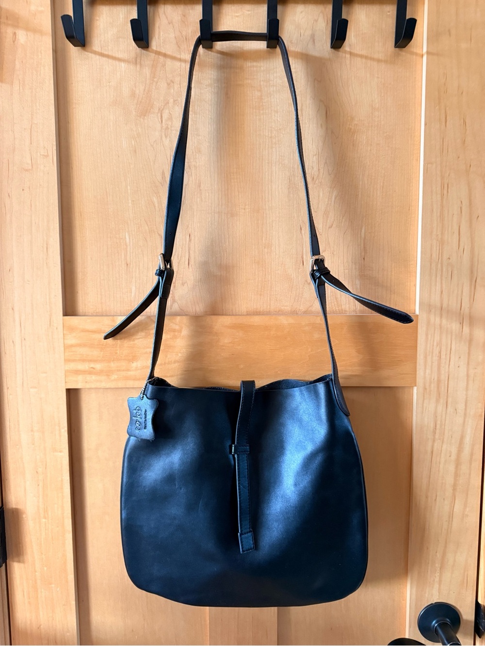 Sleek Black Leather Crossbody Bag with Adjustable Strap